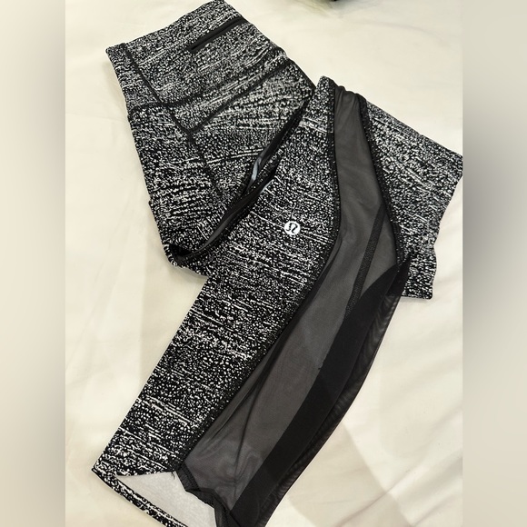 Lululemon black & white pattern size 4 - Picture 4 of 4